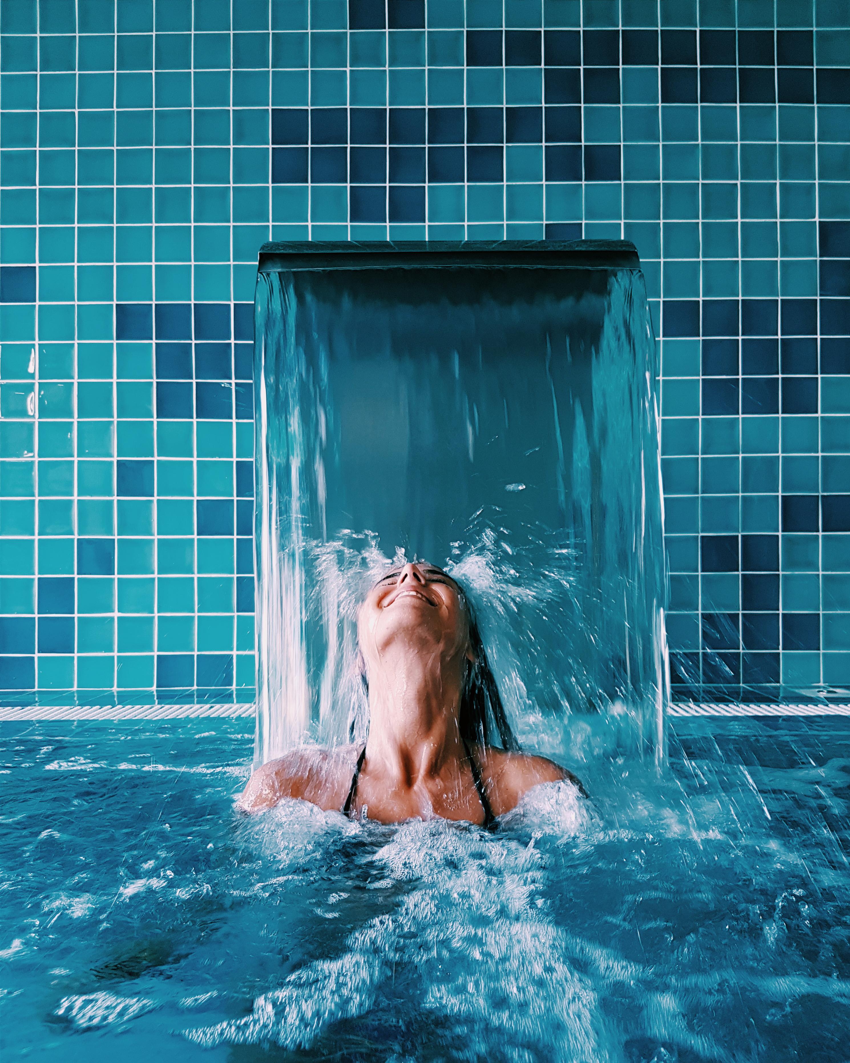 Pedras Do Mar Resort & Spa Fenais da Luz Exterior photo A woman under a shower